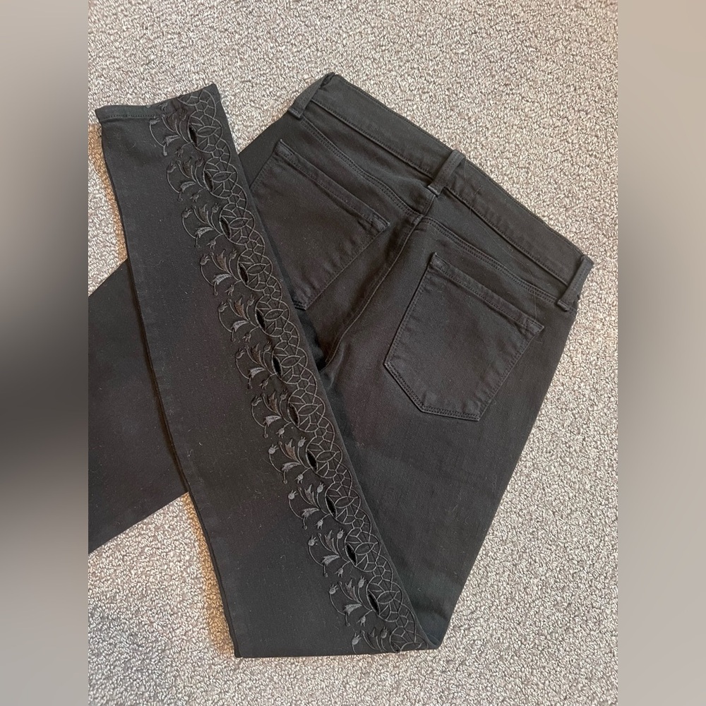 🔹 J Brand Mid Rise Embroidered Jeans, 25